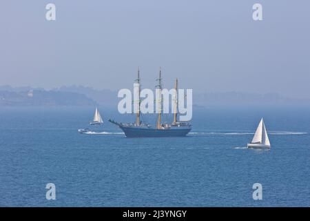 Die deutsche Dreimastbarke Alexander von Humboldt II. In Saint-Malo in der Bretagne, Frankreich Stockfoto