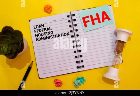 Papier mit FHA-Darlehen Federal Housing Administration Kreditvergabe auf einem Tisch. Stockfoto