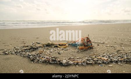 Verschmutzung durch Mikroplastik auf schmutzigem Meeresküsten-Ökosystem, Umweltschäden durch Abfälle Stockfoto