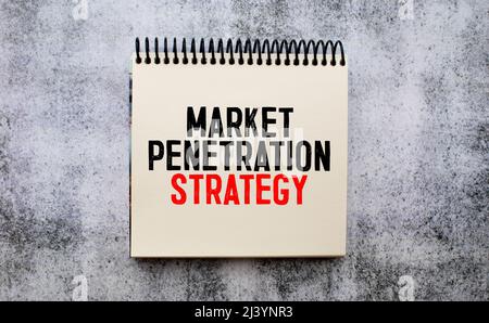 Geschäfts- und Finanzkonzept. Auf dem Tisch befindet sich ein Notizbuch, ein Stift und eine Visitenkarte mit der Aufschrift - MARKTDURCHDRINGUNG Stockfoto
