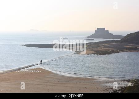 Weg vom Bon-Secours Strand, der zur Festung (1689-1707) auf der Gezeiteninsel Petit Bé in Saint-Malo (Ille-et-Vilaine) in der Bretagne, Frankreich führt Stockfoto