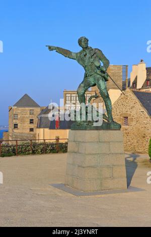 Statue des französischen Privates Robert Surcouf (1773-1827) von Alfred Caravaniez in Saint Malo (Ille-et-Vilaine), Frankreich Stockfoto