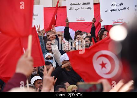 Tunis, Tunesien. 10. April 2022. Während einer Demonstration gegen den tunesischen Präsidenten Kais Saied in Tunis machen Demonstranten Gesten, während sie Plakate und Nationalflaggen halten. Der tunesische Präsident Kais Saied gab es am 30. bekannt. März die Auflösung des Parlaments, das seit 25. eingefroren wurde. Juli 2021 gemäß Artikel 72 des Strafgesetzbuches. Kredit: SOPA Images Limited/Alamy Live Nachrichten Stockfoto