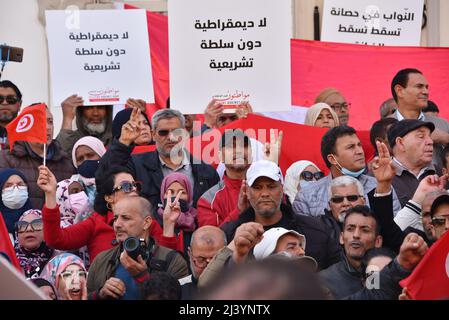 Tunis, Tunesien. 10. April 2022. Während einer Demonstration gegen den tunesischen Präsidenten Kais Saied in Tunis machen Demonstranten Gesten, während sie Plakate halten. Der tunesische Präsident Kais Saied gab es am 30. bekannt. März die Auflösung des Parlaments, das seit 25. eingefroren wurde. Juli 2021 gemäß Artikel 72 des Strafgesetzbuches. Kredit: SOPA Images Limited/Alamy Live Nachrichten Stockfoto