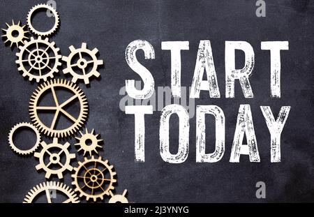Textschild mit der Anzeige „heute starten“. Konzeptionelle Fotos beginnen jetzt inspirierende Motivationformulieren für heute am Notebook-Handtag Stockfoto