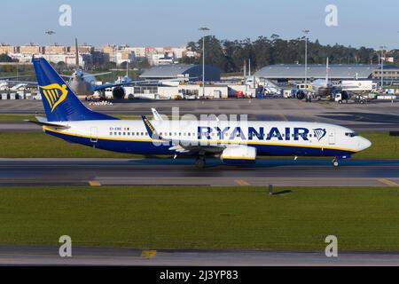 Ryanair Boeing 737 rollt am Flughafen Lissabon. Low-Cost-Fluggesellschaft mit 737 Flugzeugen. 737-800 Fluglinie der Ryanair-Fluggesellschaft. Stockfoto