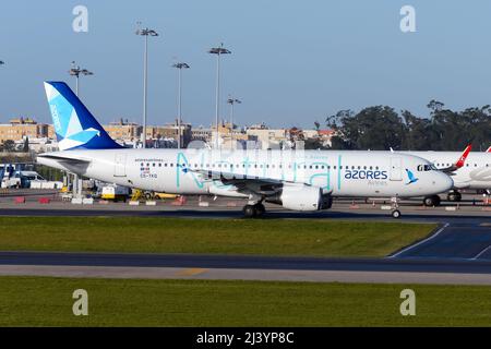 Azores Airlines Airbus A320-Flugzeuge Rollen am Flughafen Lissabon, Portugal. Flugzeug von Azores Airlines, das von Azoren aus anfliegt. Ebene CS-TKQ. Stockfoto