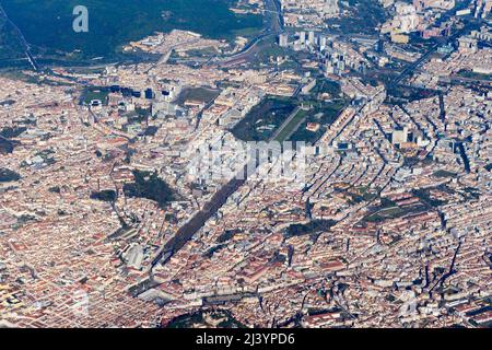 Lissabon-Luftaufnahme mit dem Boulevard Av. Da Liberdade, dem Marques do Pombal-Platz und dem Park Eduardo VII. Portugal Hauptstadt Lissabon von oben gesehen. Stockfoto