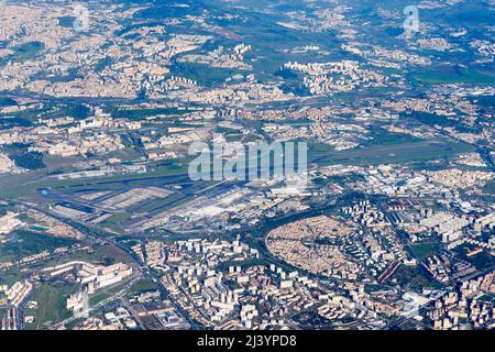 Luftaufnahme vom Flughafen Lissabon. Portela Airport in Lissabon, Portugal. Der Flughafen wurde ALS Drehscheibe benutzt. Überblick über den Flughafen Lissabon Humberto Delgado. Stockfoto