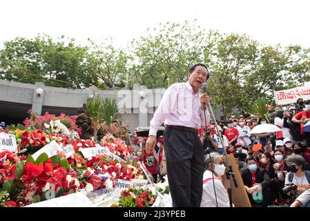 Bangkok, Thailand. 10. April 2022. Dr.Weng Tochirakarn (C), der führende Führer der UDD, sprach bei der Veranstaltung mit Red-Shirt-Anhängern, um des 12.. Jahrestages der gewaltsamen Niederschlagung von Rothemd-Demonstranten durch die Regierung zu dieser Zeit, im Oktober, zu gedenken. 14. Gedenkstätte, am 10. April 2022 an der Kreuzung Kok Wua an der Ratchadamnoen Avenue in Bangkok. (Bild: © Teera Noisakran/Pacific Press via ZUMA Press Wire) Bild: ZUMA Press, Inc./Alamy Live News Stockfoto