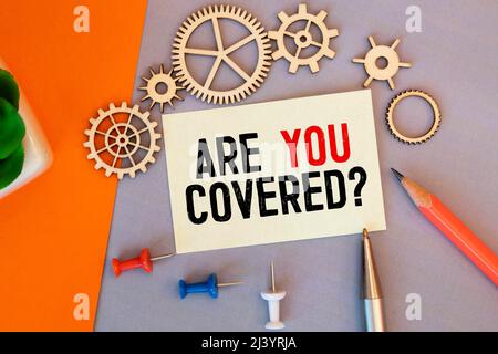 Textzeichen, das anzeigt, ob Sie eine Frage behandelt haben. Konzeptionelles Foto, das zeigt, ob sie eine Versicherung im Beruf oder im Leben hatten.Wohnung lag über dem Mobiltelefon des Computers Stockfoto