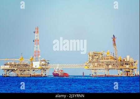 Das Boot Gol Runner nähert sich am 1. März 2022 einer Offshore-Erdgasanlage in der Nähe von Dauphin Island, Alabama. Gol Runner wurde 2006 gebaut. Stockfoto