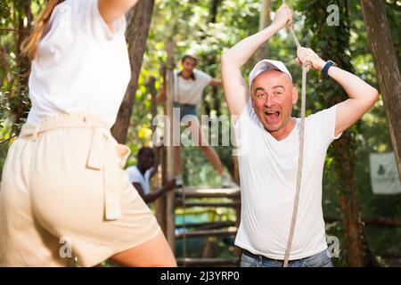 Springen auf den Seilen - Spaß Attraktion in einem Vergnügungspark Stockfoto