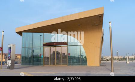 Doha, Katar - 03,2022. März: Das Äußere einer der U-Bahnstationen in doha Stockfoto