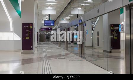 Doha, Katar – 03,2022. März: Das Innere einer der U-Bahnstationen in doha Stockfoto