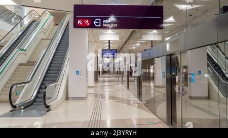 Doha, Katar – 03,2022. März: Das Innere einer der U-Bahnstationen in doha Stockfoto