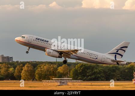 Berlin, Deutschland - 15. September 2018: Aegean Airlines fliegt vom Flughafen Tegel mit einem Airbus A320-232 Stockfoto