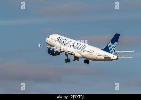 Berlin, Deutschland - 15. September 2018: Airbus A320-214 der Aigle Azur fliegt am Himmel, Flughafen Tegel Stockfoto