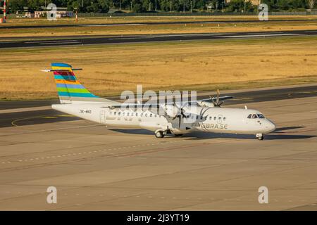 Berlin, 01. Juli 2018: BRA ATR 72-600 rollt am Flughafen Tegel Stockfoto