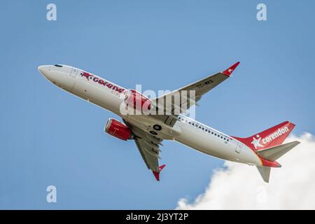 Berlin, Deutschland - 01. Juli 2018: Corendon Airlines Boeing 737 MAX 8 fliegt am Flughafen Tegel Stockfoto