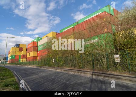 Eine internationale Reederei stapelt ihre Container im Hafen von Felixstowe, dem größten und verkehrsreichsten Containerhafen im Vereinigten Königreich. Stockfoto