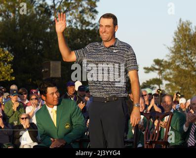 Augusta, Usa. 10. April 2022. Meister Scottie Scheffler winkt bei der Preisverleihung des Masters-Golfturniers im Augusta National Golf Club in Augusta, Georgia, am Sonntag, den 10. April 2022. Foto von Bob Strong/UPI Credit: UPI/Alamy Live News Stockfoto