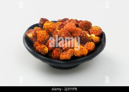 Schwarze Schale getrockneter Cape Stachelbeeren, Goldene Beeren isoliert auf weißem Hintergrund. (Physalis peruviana) Stockfoto