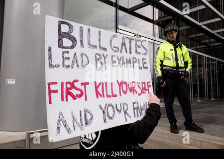 Vancouver, British Columbia, Kanada. 10. April 2022. Eine Person spricht mit einem Polizisten, während sie gegen Bill Gates protestiert, der bei den diesjährigen TED-Gesprächen in Vancouver, BC, spricht. (Bild: © Ryan Walter Wagner/ZUMA Press Wire) Stockfoto