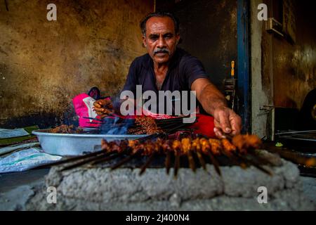 Kalkutta, Westbengalen, Indien. 9. April 2022. Kalkutta Street Food haleem und Sekh Kebab während des Ramadan Iftar. (Bild: © Sudip Chanda/Pacific Press via ZUMA Press Wire) Stockfoto