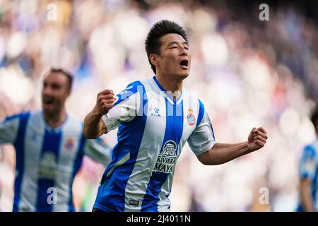 Barcelona, Spanien. 10. April 2022. Wu Lei von Espanyol feiert sein Tor während eines La Liga-Spiels zwischen RCD Espanyol und RC Celta in Cornella, Spanien, am 10. April 2022. Quelle: Joan Gosa/Xinhua/Alamy Live News Stockfoto