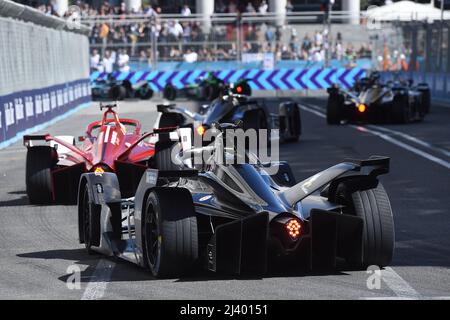 10.. April 2022, Circuito Cittadino dell'EUR, Rom, Italien; FIA Formel E von Roma Race Day 5. Runde; Autos auf der Strecke Stockfoto