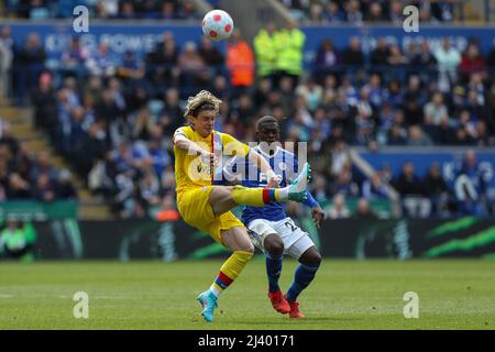 Leicester, Großbritannien. 10. April 2022. Conor Gallagher #23 von Crystal Palace räumt am 4/10/2022 in Leicester, Großbritannien, den Ball frei. (Foto von James Heaton/News Images/Sipa USA) Quelle: SIPA USA/Alamy Live News Stockfoto