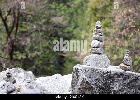 steinhaufen, die von Wanderern in einem Steingarten am Mirror Lake, Yosemite National Park, geschaffen wurden. Stockfoto