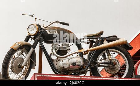 Triumph Oldtimer-Motorrad. Triumph Motorrad T100 bonneville britisches Fahrrad vintage 110. Jahrestag Retro Motorrad. Straßenfoto, niemand, selektiv Stockfoto