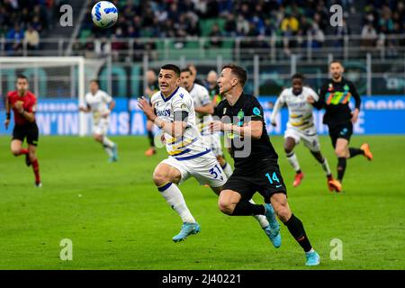 Mailand, Italien. 09., April 2022. Ivan Perisic (14) von Inter und Bosko Sutalo (31) von Verona sah in der Serie Ein Spiel zwischen Inter und Hellas Verona bei Giuseppe Meazza in Mailand. (Bildnachweis: Gonzales Photo - Tommaso Fimiano). Stockfoto