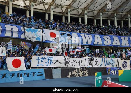 Kawasaki Todoroki Stadium, Kanagawa, Japan. 9. April 2022. Kawasaki Frontale Fans, 9. APRIL 2022 - Fußball/Fußball : 2022 J1 Ligaspiel zwischen Kawasaki Frontale - Kashiwa Reysol im Kawasaki Todoroki Stadium, Kanagawa, Japan. Kredit: YUTAKA/AFLO SPORT/Alamy Live Nachrichten Stockfoto