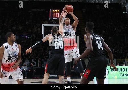 Devon Hall (Armani Exchange Milano) während der Serie A1 italienischen LBA Basketball-Meisterschaft Spiel Segafredo Virtus Bologna vs. AIX Armani Exchange Olimpia Milano in der Segafredo Arena - Bologna, 10. April 2022 - Foto: Michele Nucci Stockfoto