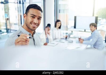 Das ist es, was heute diskutiert wurde. Aufnahme eines jungen Geschäftsmannes, der während eines Arbeitstreffens auf einem Brett schreibt. Stockfoto