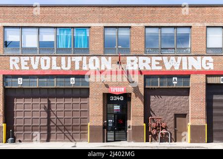 Revolution Brewing ist die größte handwerkliche Brauerei von Illinois. Die Location auf N. Kedzie bietet ein Taproom mit Führungen. Stockfoto