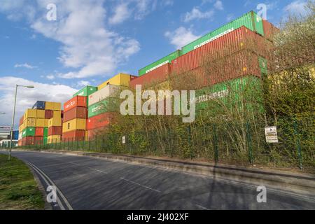 Felixstowe, Suffolk, Großbritannien. 9. April 2022. Eine internationale Reederei stapelt ihre Container im Hafen von Felixstowe, dem größten und verkehrsreichsten Containerhafen im Vereinigten Königreich. (Bild: © Edward Crawford/SOPA Images via ZUMA Press Wire) Stockfoto