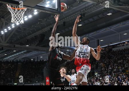 Kyle Hines (Armani Exchange Milano) q32during die Serie A1 italienischen LBA Basketball-Meisterschaft Spiel Segafredo Virtus Bologna vs. AIX Armani Exchange Olimpia Milano in der Segafredo Arena - Bologna, 10. April 2022 - Foto: Michele Nucci Stockfoto