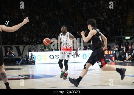 Jerian Grant (Armani Exchange Milano) während der Serie A1 italienischen LBA Basketball-Meisterschaft Spiel Segafredo Virtus Bologna vs. AIX Armani Exchange Olimpia Milano in der Segafredo Arena - Bologna, 10. April 2022 - Foto: Michele Nucci Stockfoto