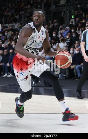 Devon Hall (Armani Exchange Milano) während der Serie A1 italienischen LBA Basketball-Meisterschaft Spiel Segafredo Virtus Bologna vs. AIX Armani Exchange Olimpia Milano in der Segafredo Arena - Bologna, 10. April 2022 - Foto: Michele Nucci Stockfoto