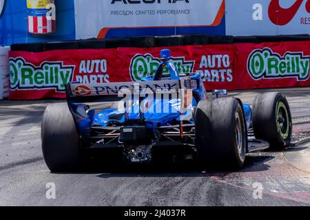 Long Beach, Kalifornien, USA. 10. April 2022. SCOTT DIXON (9) aus Auckland, Neuseeland, fährt während des Acura Grand Prix von Long Beach auf den Straßen von Long Beach in Long Beach, Kalifornien, durch die Kurven. (Bild: © Walter G. Arce Sr./ZUMA Press Wire) Stockfoto