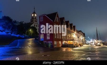 Blick auf die wunderschöne Stadt Torshavan auf den Färöer Inseln und bunte Häuser und Restaurants mit hellen Farben und Gras auf den Dächern in der Nähe Stockfoto