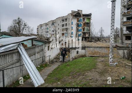 10. April 2022, Borodyanka, Kiew, Ukraine: Eine Frau, die ihre Objekte trägt. In der Stadt Borodyanka, nordwestlich von Kiew, die während der Angriffe der Russen schwer beschädigt wurde, arbeiten Bewohner, Freiwillige und Retter weiter. (Bild: © Valeria Ferraro/ZUMA Press Wire) Bild: ZUMA Press, Inc./Alamy Live News Stockfoto