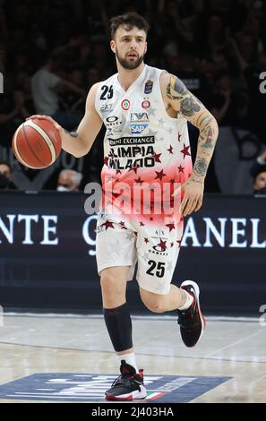 Tommaso Baldasso (Armani Exchange Milano) während der Serie A1 italienischen LBA Basketball-Meisterschaft Spiel Segafredo Virtus Bologna gegen. AIX Armani Exchange Olimpia Milano in der Segafredo Arena - Bologna, 10. April 2022 - Foto: Michele Nucci Stockfoto