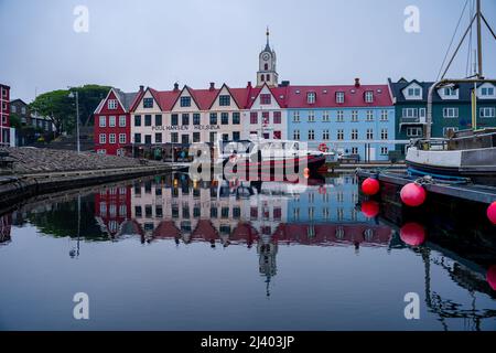 Blick auf die wunderschöne Stadt Torshavan auf den Färöer Inseln und bunte Häuser und Restaurants mit hellen Farben und Gras auf den Dächern in der Nähe Stockfoto