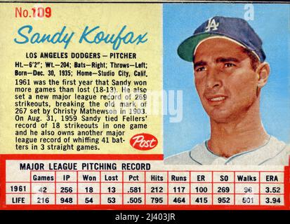 Eine Baseballkarte, die als Prämie auf der Rückseite einer Post-Müslibox gedruckt wurde, um Kinder zum Kauf zu bringen, zeigt den Los Angeles Dodgers-Star-Pitcher Sandy Koufax im Jahr 1962. Stockfoto