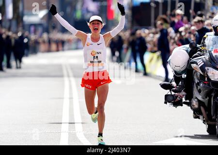 Nienke Brinkman endet mit einem neuen niederländischen Frauenrekord beim NN-Marathon von Rotterdam am 10. April 2022 in Rotterdam, Niederlande Credit: SCS/Soenar Chamid/AFLO/Alamy Live News Stockfoto